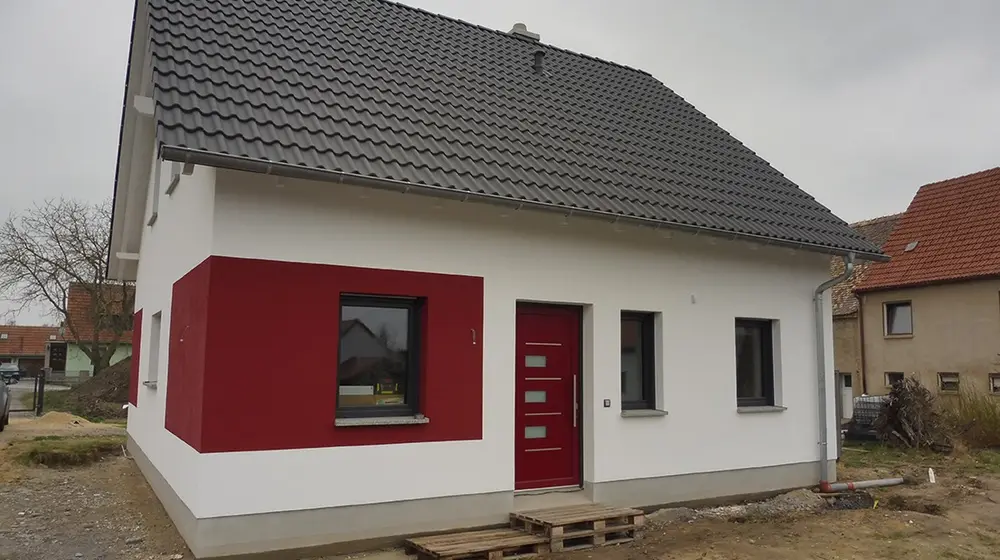 Fertig gestaltetes Einfamilienhaus mit farbiger Fassade
