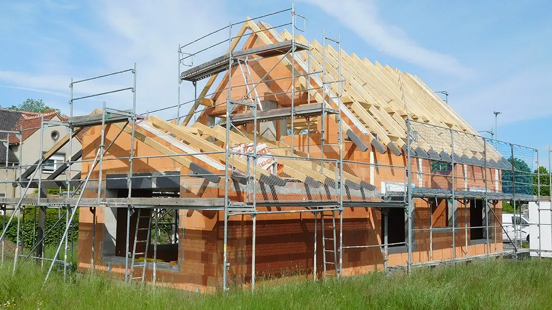 Baustelle von Dreßler & Mehlhose: Rohbau mit Dachstuhl und Gerüst